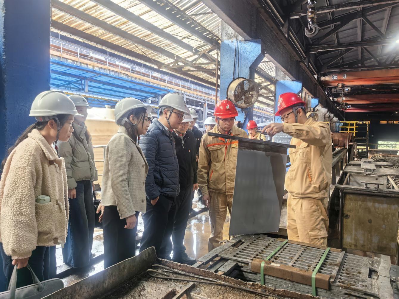 图为:参观企业生产车间.jpg